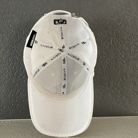 White hat - Picture 2 of 4